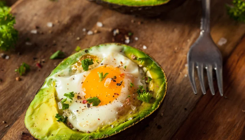 Avocats chauds au saumon, œuf et piment