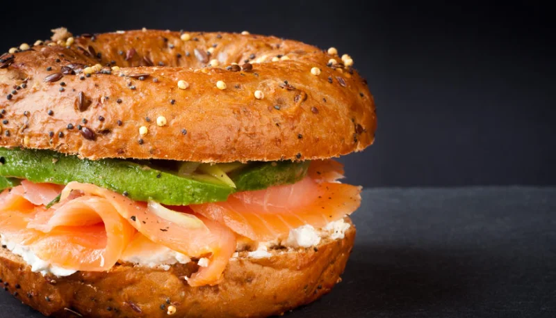 Bagel au saumon et à l'avocat