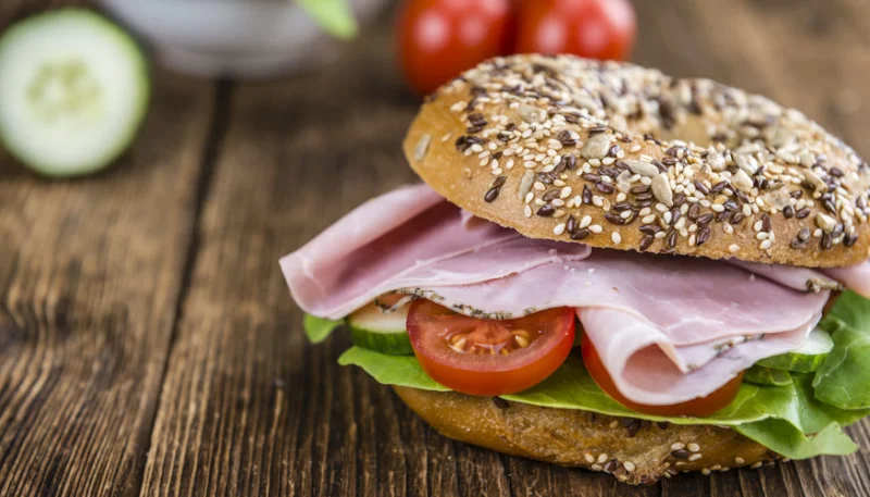 Bagels aux crudités et jambon