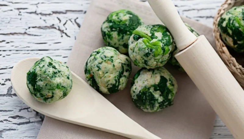 Boulettes aux épinards, ricotta et crème de sauge