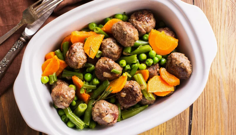 Boulettes de boeuf aux petits pois et carottes