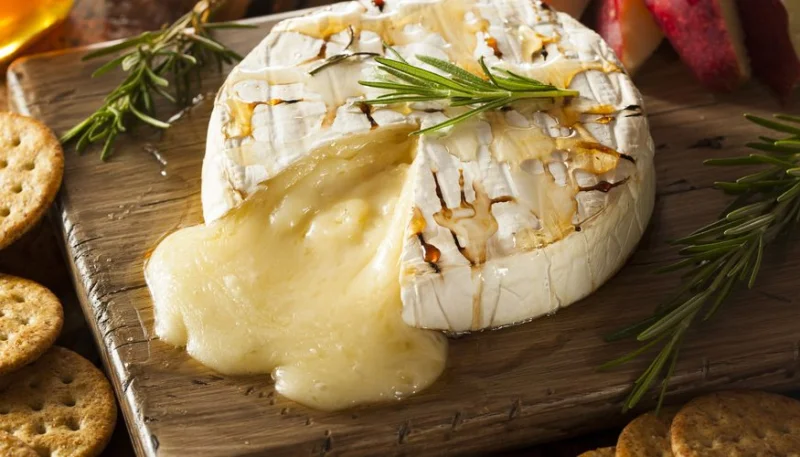 Brie rôti au miel et aux noix de pécan