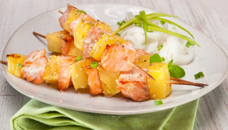 Brochettes de crevettes et melon au pesto