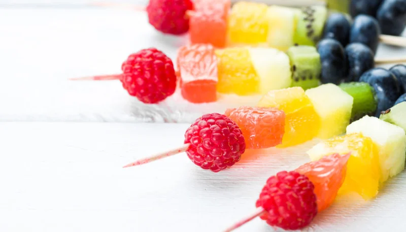 Brochettes de fruits d'été