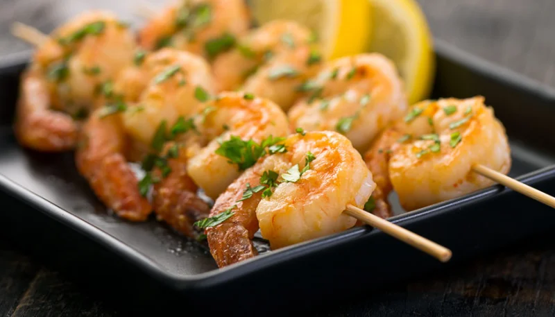 Brochettes de gambas au citron et à l'ail