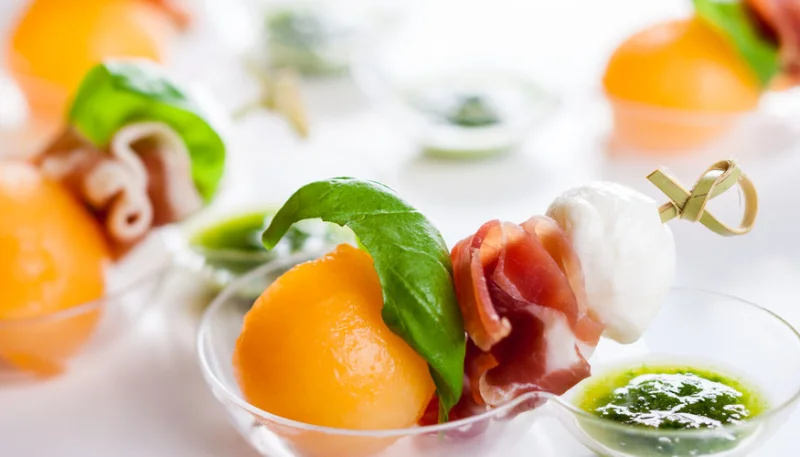 Brochettes de melon, mozzarella, jambon cru et basilic