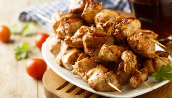 Brochettes de poulet au miel et à la moutarde à l'ancienne