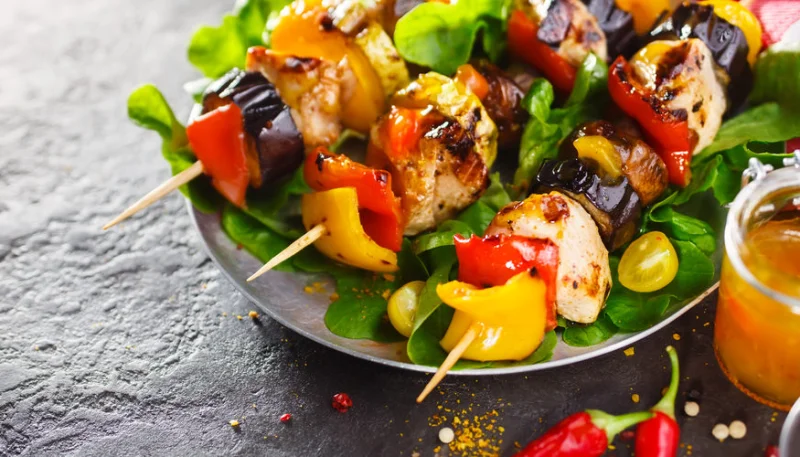 Brochettes de poulet aux poivrons et aux abricots