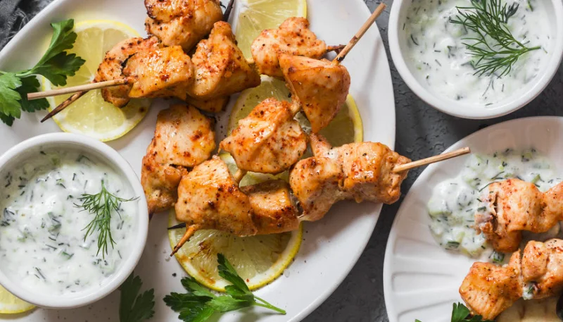 Brochettes de poulet et sauce au fromage blanc