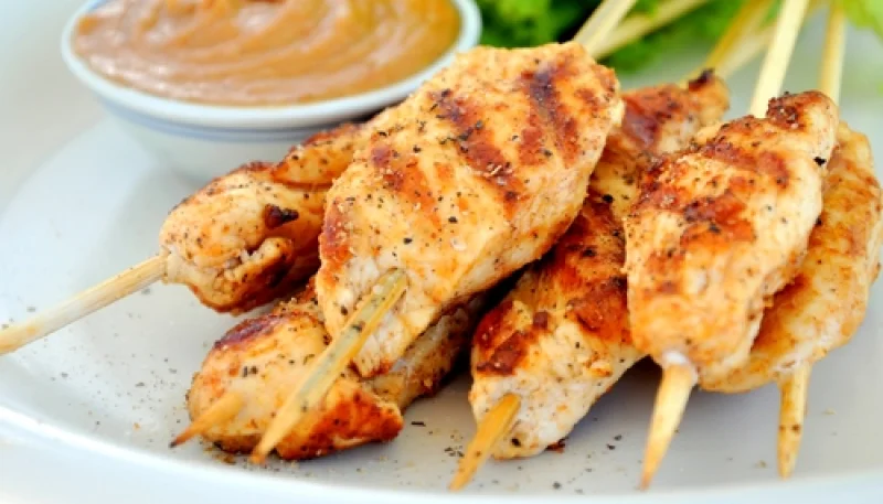 Brochettes de poulet sauce cacahuètes
