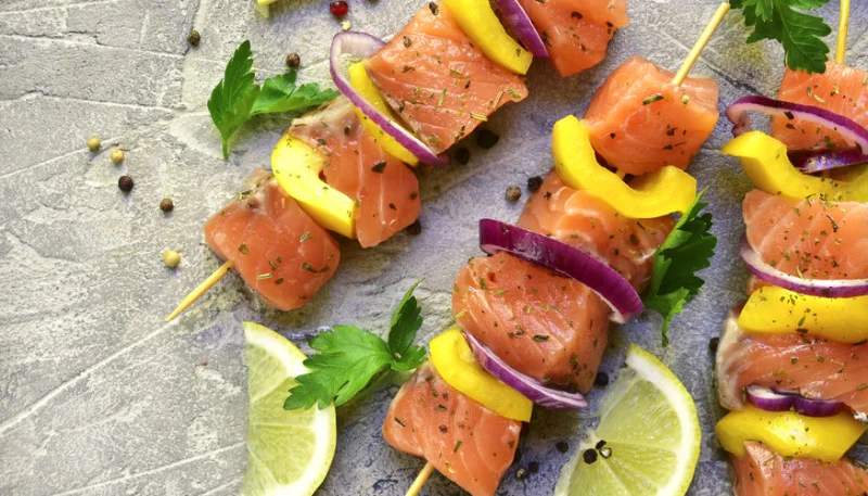 Brochettes de saumon aux poivrons et oignons