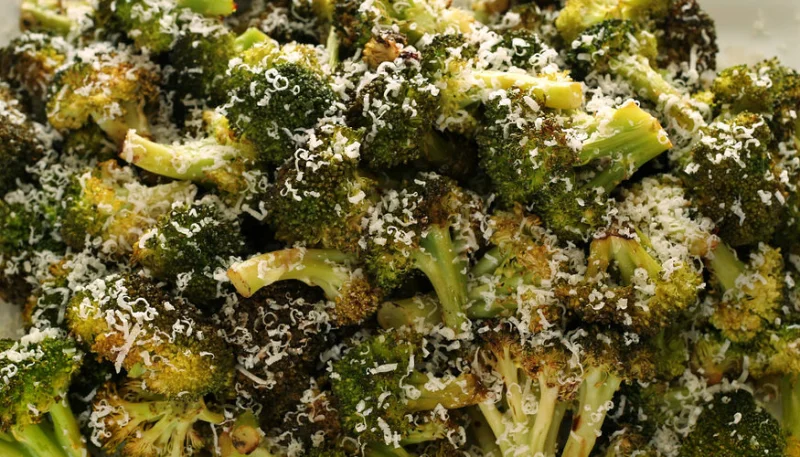 Brocolis rôtis à l'ail et au parmesan