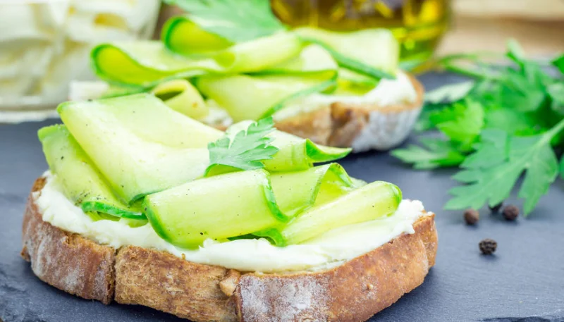 Bruschetta aux courgettes et fromage frais