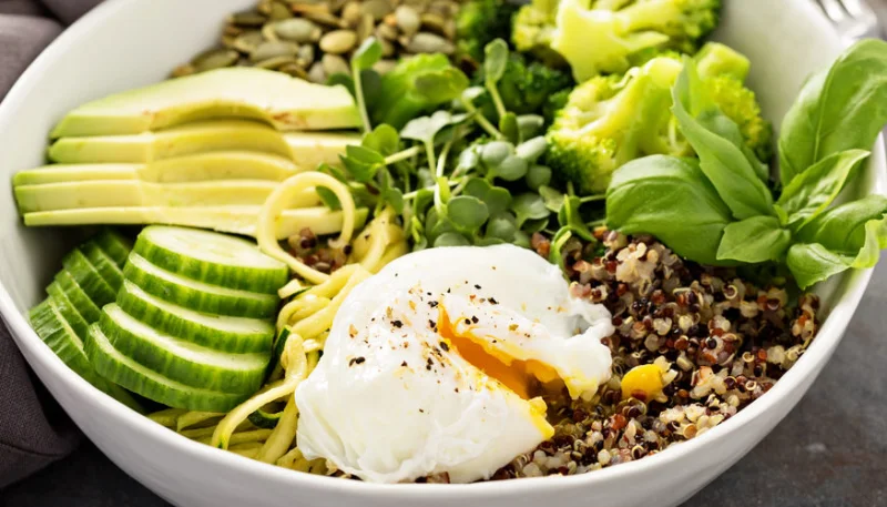 Buddha bowl de quinoa, brocolis, avocat et oeuf poché