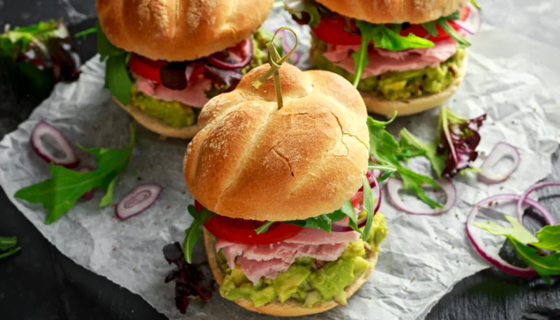 Burger à l'avocat et au jambon