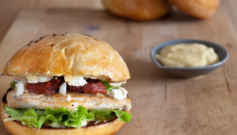 Burger au poulet, chorizo, chèvre et miel