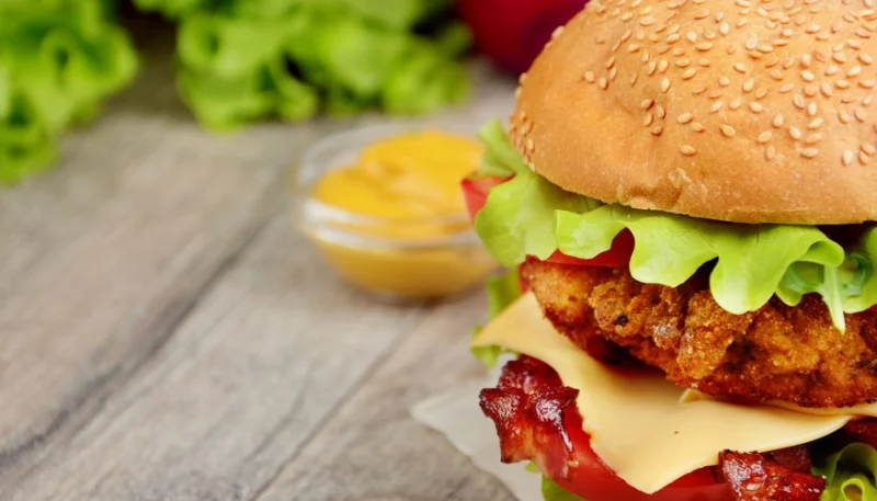 Burger au poulet pané, cheddar et bacon