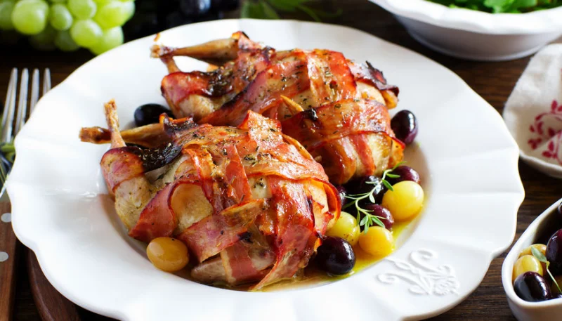 Cailles farcies au jambon de Parme et confiture d'oignons