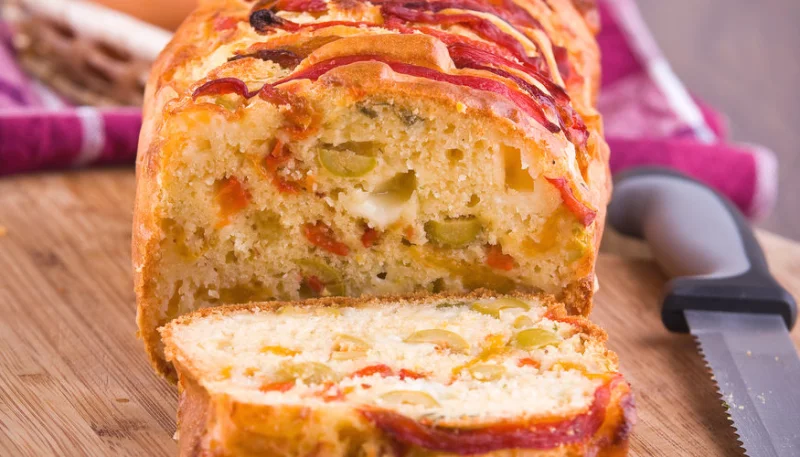 Cake au chorizo et aux raisins secs