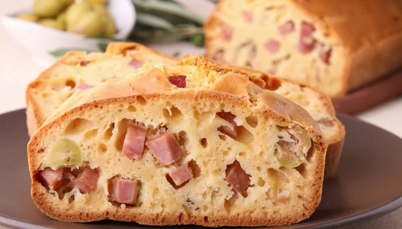 Cake au reblochon et lardons