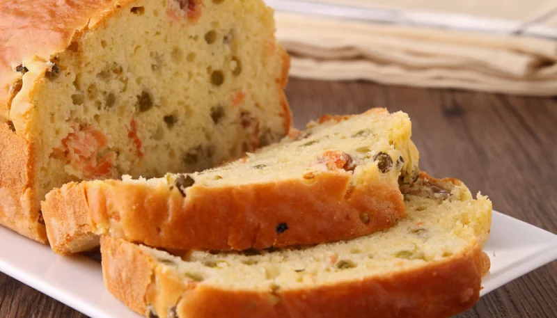 Cake au saumon fumé et aux petits pois