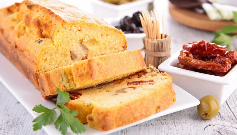 Cake aux deux fromages, magret et olives