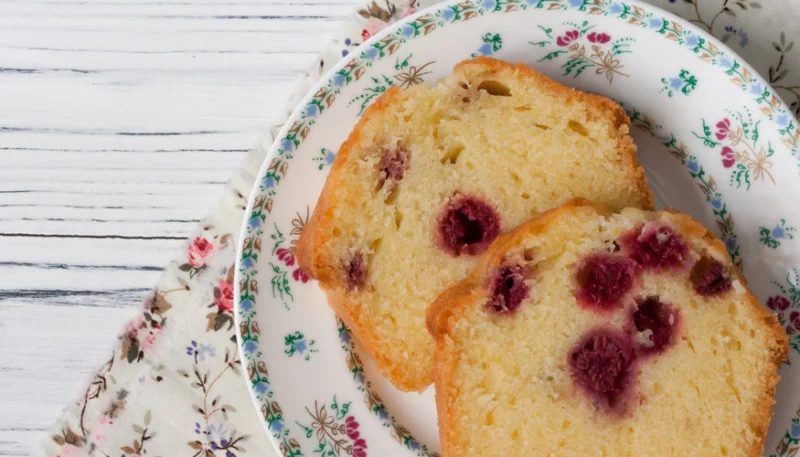Cake aux framboises et lait de coco