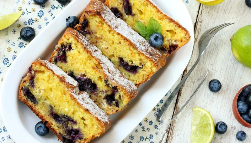 Cake aux myrtilles, citron vert et amandes