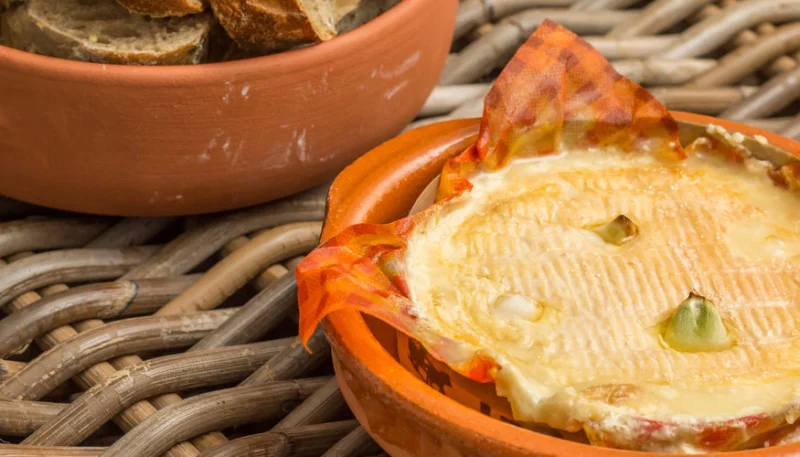 Camembert au four et salade de pommes de terre aux oignons rouges