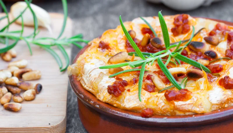 Camembert rôti au chorizo et au miel