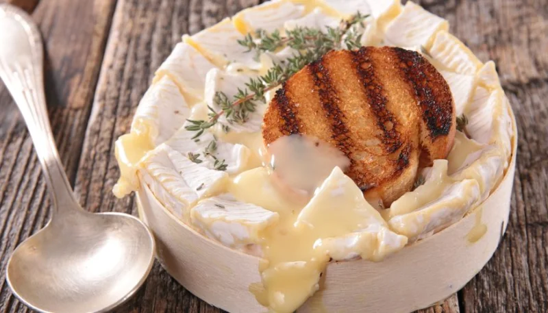 Camembert rôti au miel et romarin