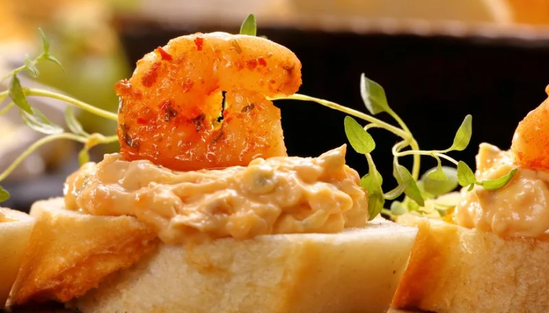 Canapés aux crevettes, tarama et citron vert