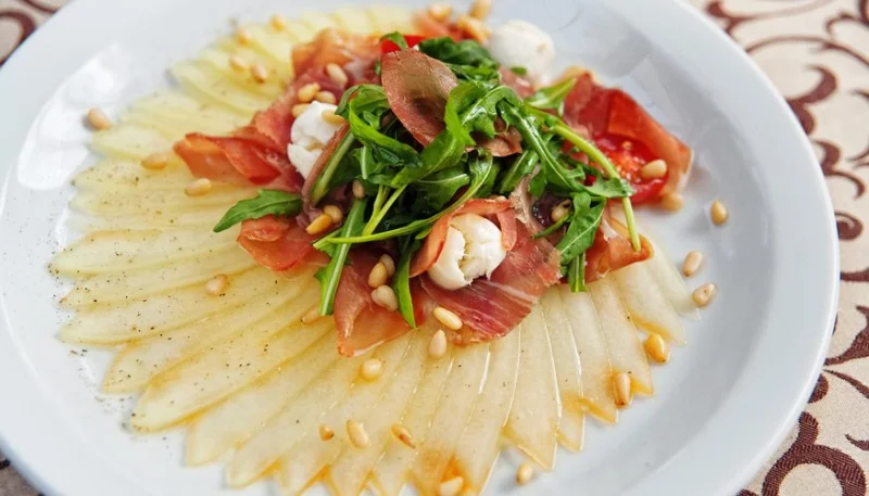 Carpaccio de melon jaune, jambon et mozzarella