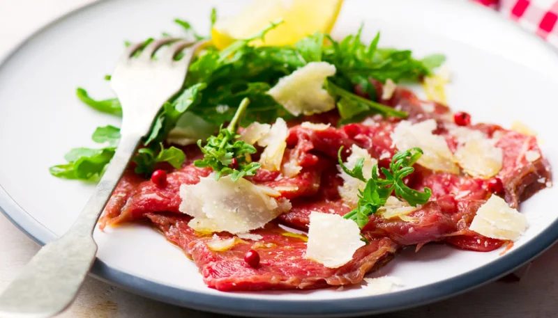 Carpaccio de veau et pétales de parmesan