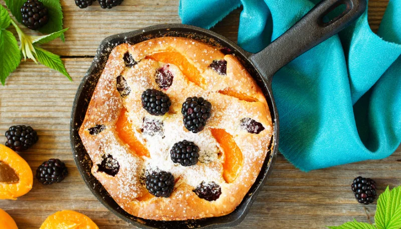 Clafoutis aux abricots et mûres