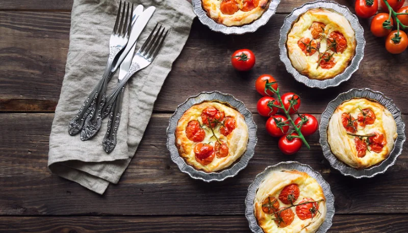 Clafoutis de tomates cerise, chèvre et poivron au pesto