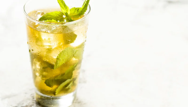 Cocktail au thé et au jus de pomme