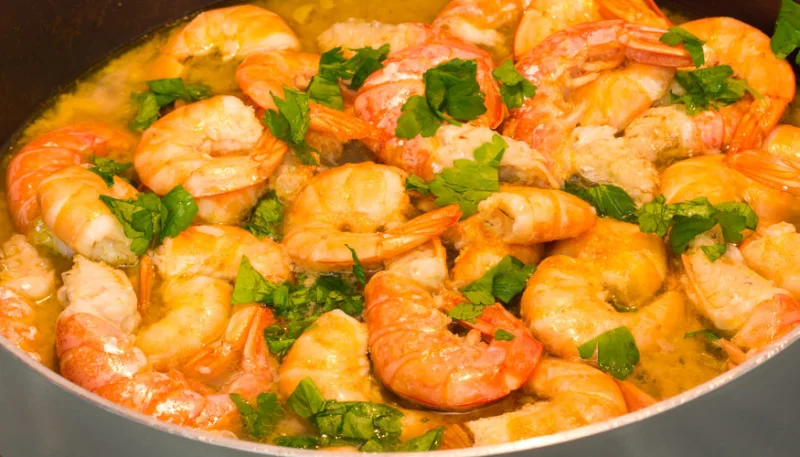 Cocotte de crevettes et langoustines