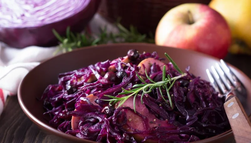 Compotée de chou rouge, pommes et raisins secs