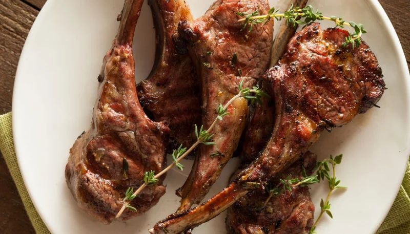 Côtelettes d'agneau au citron et aux herbes