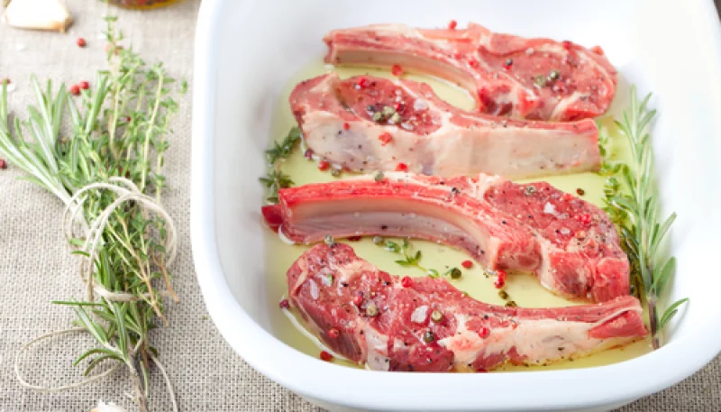 Côtelettes d'agneau aux baies roses