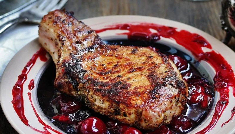 Côtes de porc aux griottes et tapenade