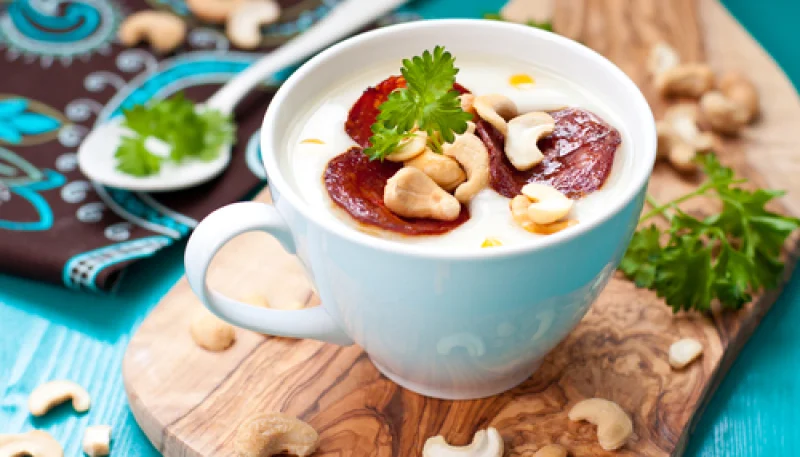 Crème de panais, chips de chorizo et noix de cajou