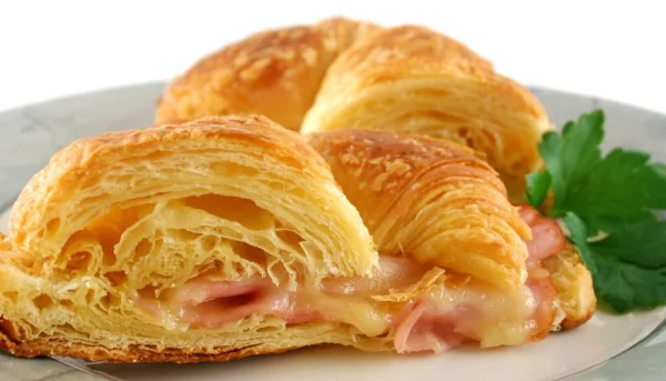 Croissant au jambon et au fromage