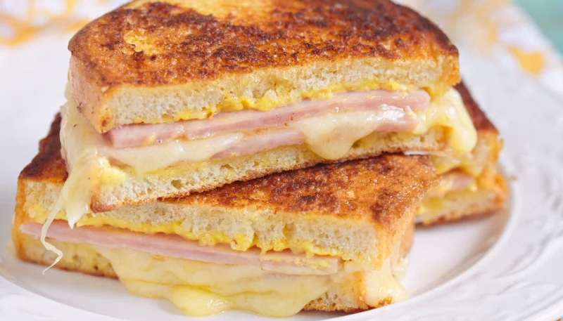 Croque-monsieur au chèvre, jambon et oeuf