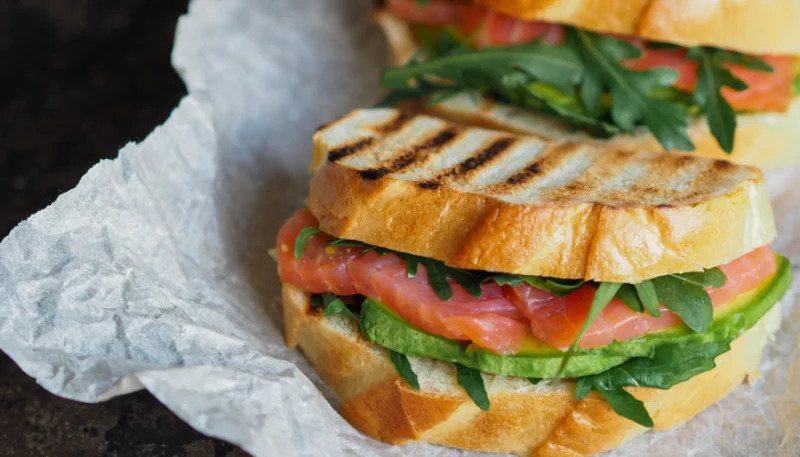 Croque-monsieur saumon, avocat et chèvre frais