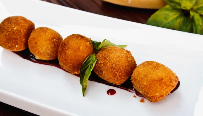 Croquettes de camembert sur coulis de poivron rouge