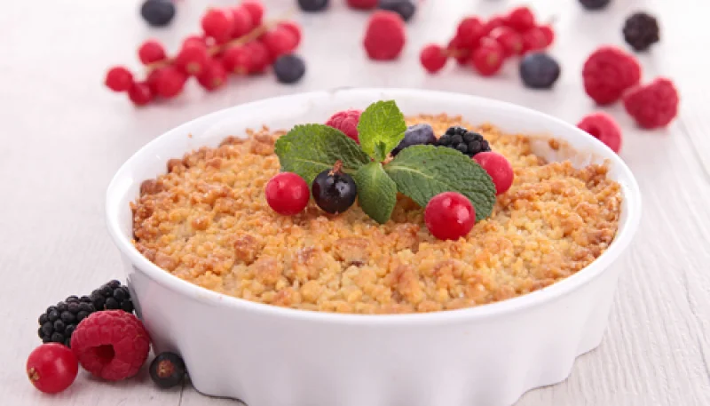 Crumble aux pommes et fruits rouges