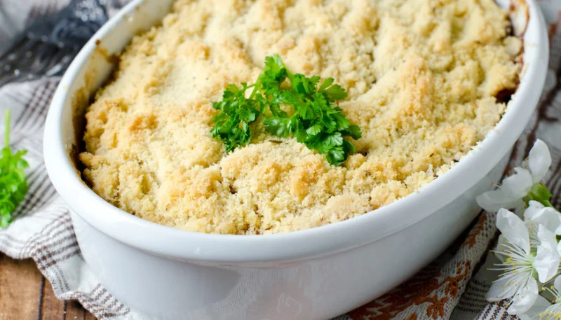 Crumble salé au saumon et aux poireaux