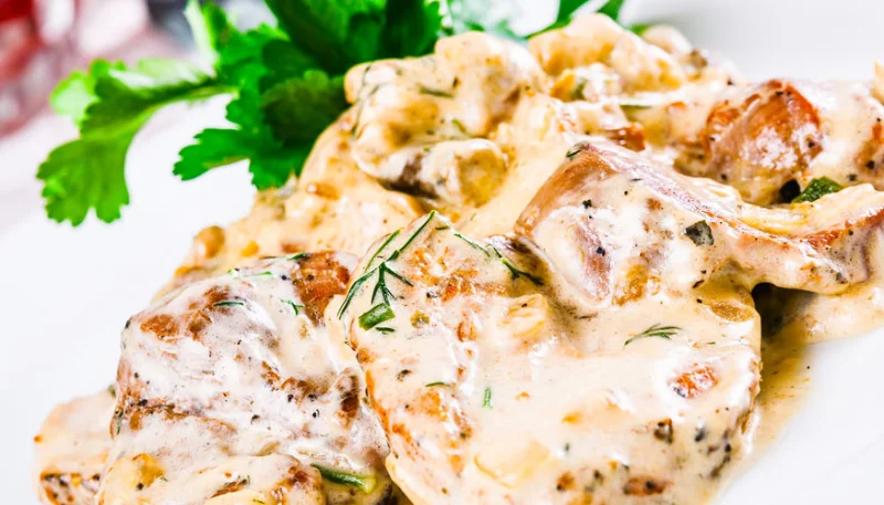 Cuisses de lapin au vin blanc et champignons